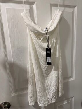white sleeveless dress mini